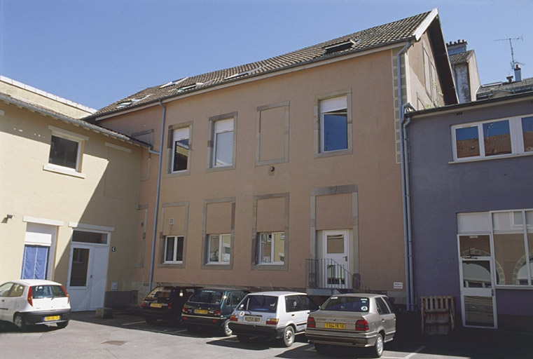 Elévation nord d'un bâtiment depuis la cour. Le linteau porte les initiales du fondateur. © Jérôme Mongreville / Région Bourgogne-Franche-Comté, Inventaire du patrimoine - 2002