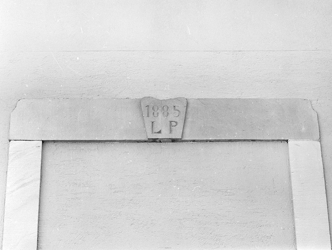 Détail d'un linteau de porte de la cour. © Jérôme Mongreville / Région Bourgogne-Franche-Comté, Inventaire du patrimoine - 2002