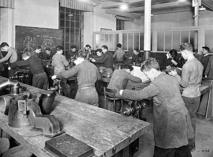 Centre d'apprentissage : atelier d'usinage. © Jérôme  Mongreville (reproduction) / Région Bourgogne-Franche-Comté, Inventaire du patrimoine - 2002