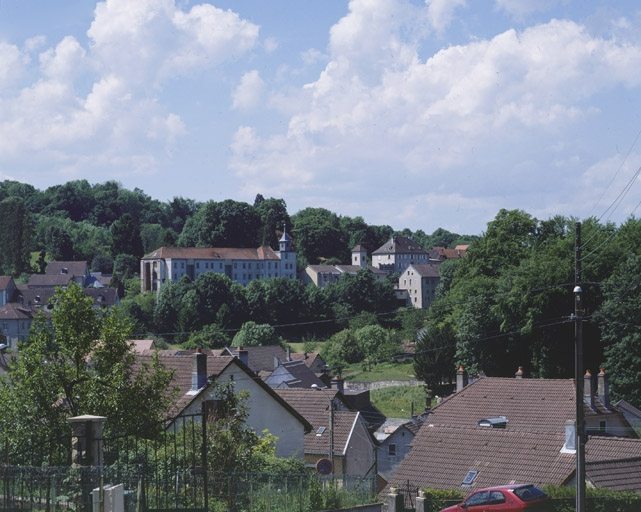 Vue d'ensemble depuis le nord-est. © Yves Sancey / Région Bourgogne-Franche-Comté, Inventaire du patrimoine - 2002