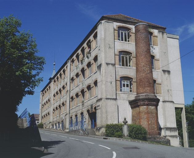 Vue de trois quarts droite de la façade antérieure. © Yves Sancey / Région Bourgogne-Franche-Comté, Inventaire du patrimoine - 2002