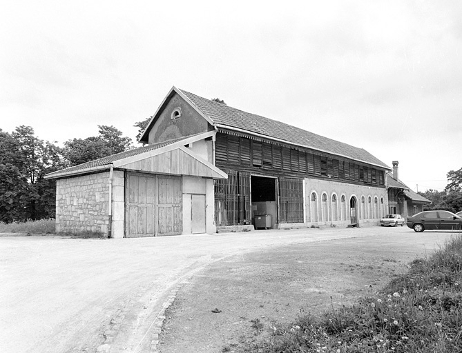 Vue de trois quarts de l'orangerie. © Yves Sancey / Région Bourgogne-Franche-Comté, Inventaire du patrimoine - 2002