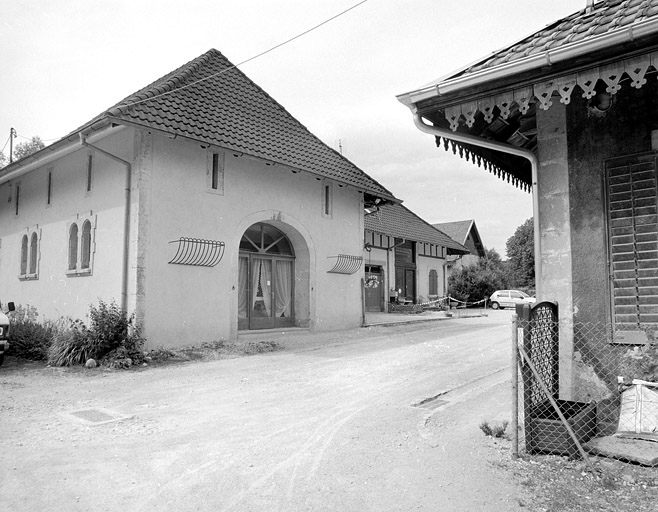 Vue de trois quarts du bâtiment à usage agricole (étable, fenil). © Yves Sancey / Région Bourgogne-Franche-Comté, Inventaire du patrimoine - 2002