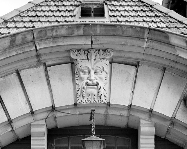 Conciergerie. Détail du mascaron sur la façade ouest. © Yves Sancey / Région Bourgogne-Franche-Comté, Inventaire du patrimoine - 2002 Conciergerie. Détail du mascaron sur la façade ouest. © Yves Sancey / Région Bourgogne-Franche-Comté, Inventaire du patrimoine - 2002