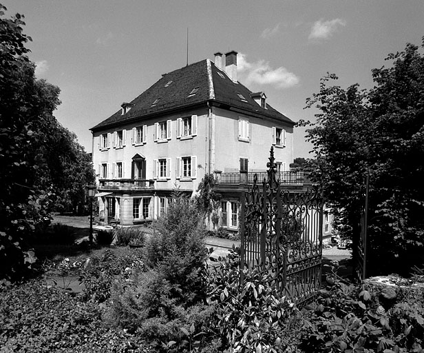 Vue de trois quarts depuis le sud-est. © Yves Sancey / Région Bourgogne-Franche-Comté, Inventaire du patrimoine - 2002
