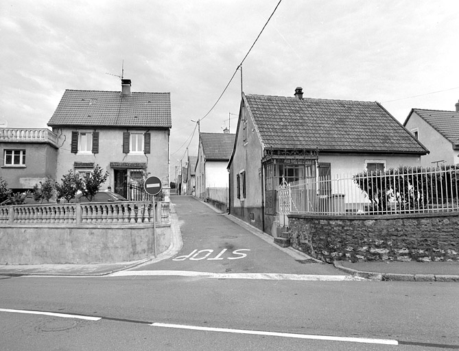 Vue de la rue des Chênes depuis le sud. © Yves Sancey / Région Bourgogne-Franche-Comté, Inventaire du patrimoine - 2002