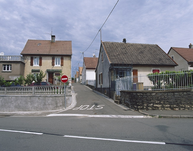 Vue de la rue des Chênes depuis le sud. © Yves Sancey / Région Bourgogne-Franche-Comté, Inventaire du patrimoine - 2002
