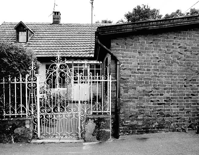 Maison individuelle n° 9 rue du Temple : détail de la grille. © Yves Sancey / Région Bourgogne-Franche-Comté, Inventaire du patrimoine - 2002