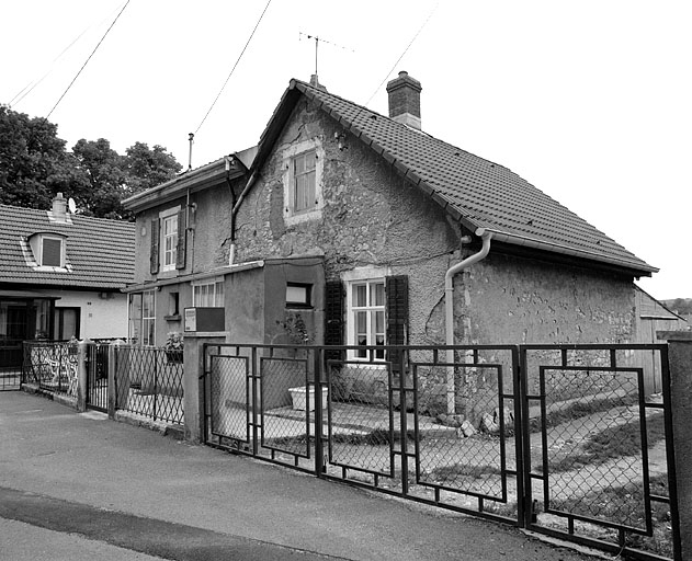 Maison individuelle n° 13 rue du Temple : vue de trois quarts. © Yves Sancey / Région Bourgogne-Franche-Comté, Inventaire du patrimoine - 2002