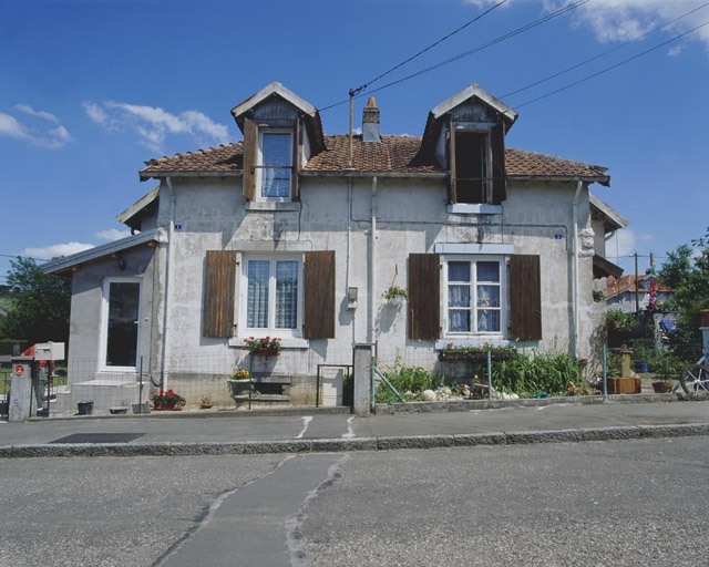Maison jumelée à 2 travées : vue de face. © Yves Sancey / Région Bourgogne-Franche-Comté, Inventaire du patrimoine - 2002 Maison jumelée à 2 travées : vue de face. © Yves Sancey / Région Bourgogne-Franche-Comté, Inventaire du patrimoine - 2002