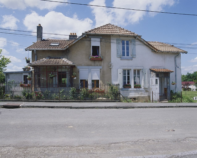Maison jumelée rue de Normandie : vue de face. © Yves Sancey / Région Bourgogne-Franche-Comté, Inventaire du patrimoine - 2002 Maison jumelée rue de Normandie : vue de face. © Yves Sancey / Région Bourgogne-Franche-Comté, Inventaire du patrimoine - 2002
