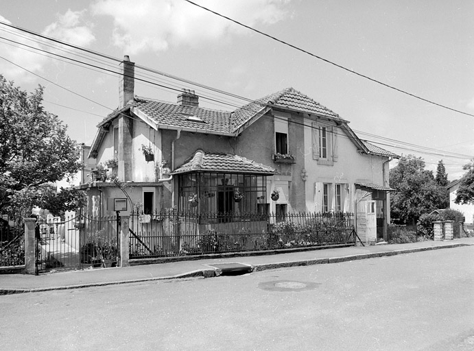 Maison jumelée rue de Normandie : vue de trois quarts. © Yves Sancey / Région Bourgogne-Franche-Comté, Inventaire du patrimoine - 2002 Maison jumelée rue de Normandie : vue de trois quarts. © Yves Sancey / Région Bourgogne-Franche-Comté, Inventaire du patrimoine - 2002