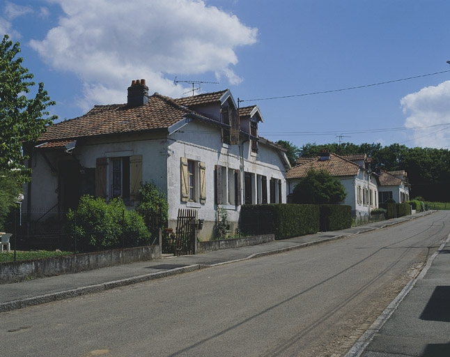 Maisons jumelées à 4 travées rue de Normandie. © Yves Sancey / Région Bourgogne-Franche-Comté, Inventaire du patrimoine - 2002 Maisons jumelées à 4 travées rue de Normandie. © Yves Sancey / Région Bourgogne-Franche-Comté, Inventaire du patrimoine - 2002