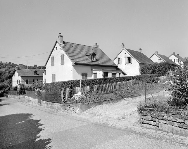 Alignement de maisons sur la rue de la Montre. © Yves Sancey / Région Bourgogne-Franche-Comté, Inventaire du patrimoine - 2002
