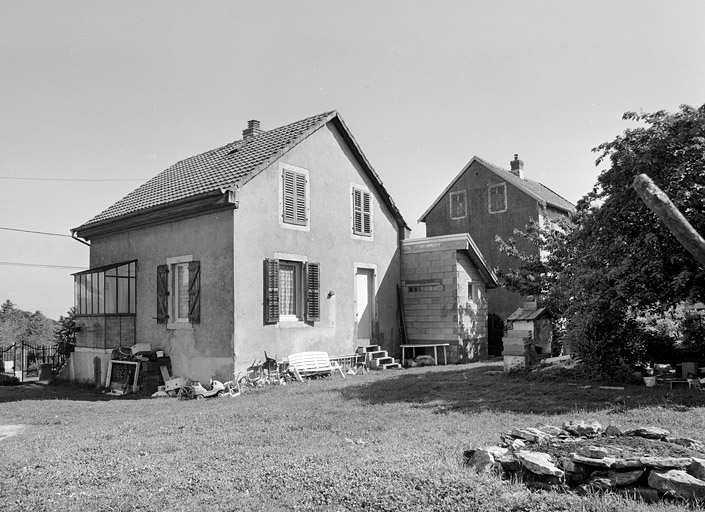 Maison au n° 12 de la rue : vue de trois quarts arrière. © Yves Sancey / Région Bourgogne-Franche-Comté, Inventaire du patrimoine - 2002