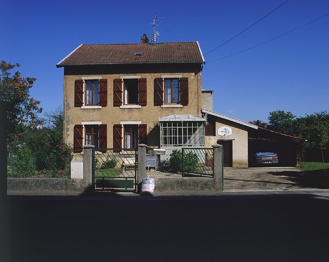 Maison au n° 9 de la rue : vue de face. © Yves Sancey / Région Bourgogne-Franche-Comté, Inventaire du patrimoine - 2002