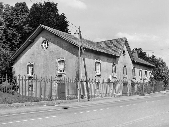Vue de trois quarts de la conciergerie. © Yves Sancey / Région Bourgogne-Franche-Comté, Inventaire du patrimoine - 2002