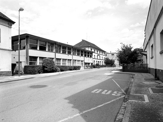 Façades sur rue de bâtiments administratifs. © Yves Sancey / Région Bourgogne-Franche-Comté, Inventaire du patrimoine - 2002
