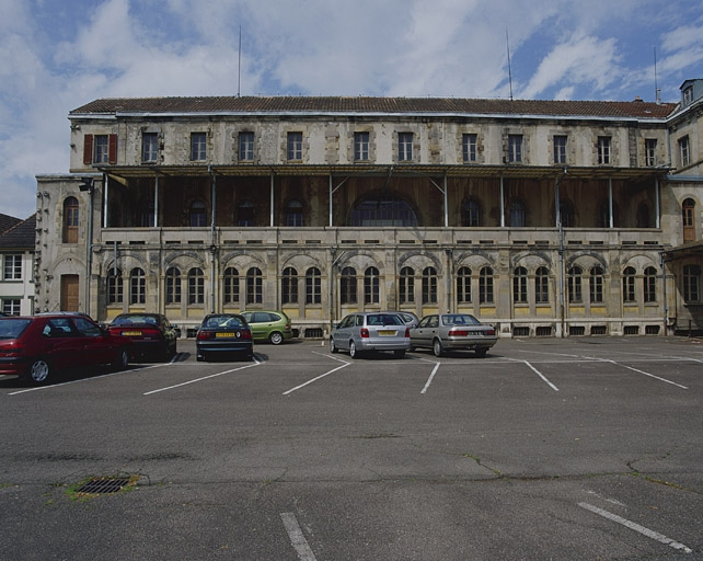 Façade postérieure de l'ancien couvent (actuellement bureaux). © Yves Sancey / Région Bourgogne-Franche-Comté, Inventaire du patrimoine - 2002