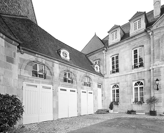 Vue d'ensemble des remises de l'aile gauche sur la cour d'honneur. © Jérôme Mongreville / Région Bourgogne-Franche-Comté, Inventaire du patrimoine - 2003