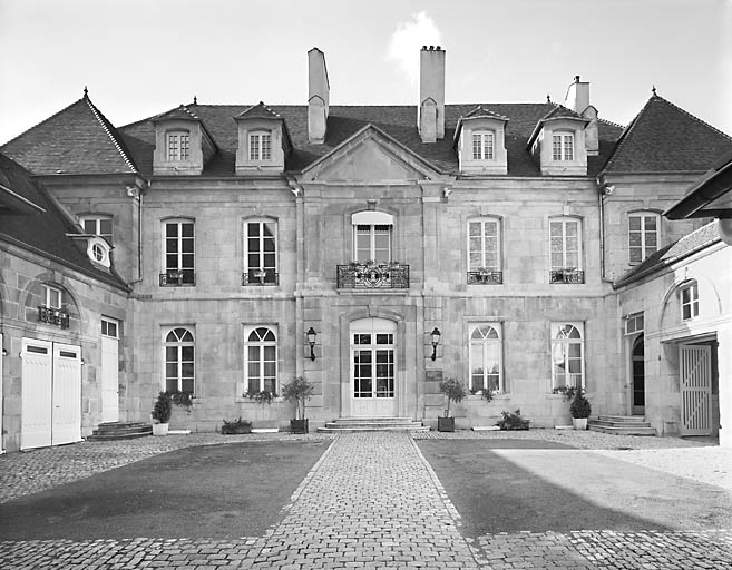 Vue d'ensemble du logis sur cour, depuis le portail d'entrée. © Jérôme Mongreville / Région Bourgogne-Franche-Comté, Inventaire du patrimoine - 2003