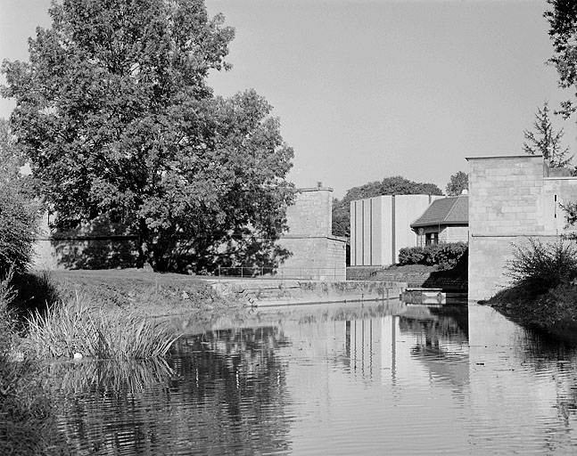 Courtine et chenal, depuis la passerelle de halage au sud. © Jérôme Mongreville / Région Bourgogne-Franche-Comté, Inventaire du patrimoine - 2003