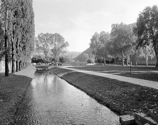 Canal de jardin, depuis la fontaine. © Jérôme Mongreville / Région Bourgogne-Franche-Comté, Inventaire du patrimoine - 2003