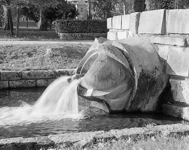 Fontaine de profil, à droite. © Jérôme Mongreville / Région Bourgogne-Franche-Comté, Inventaire du patrimoine - 2003 Fontaine de profil, à droite. © Jérôme Mongreville / Région Bourgogne-Franche-Comté, Inventaire du patrimoine - 2003