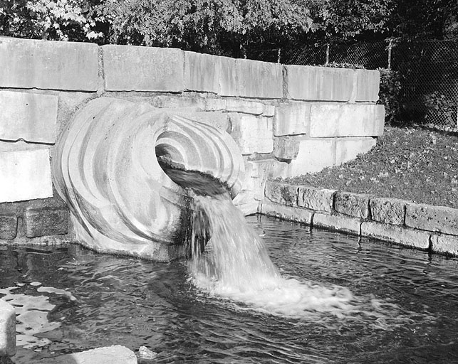 Fontaine de trois quarts gauche. © Jérôme Mongreville / Région Bourgogne-Franche-Comté, Inventaire du patrimoine - 2003 Fontaine de trois quarts gauche. © Jérôme Mongreville / Région Bourgogne-Franche-Comté, Inventaire du patrimoine - 2003