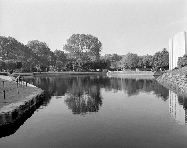 Port de Chamars : le bassin depuis le chenal, au sud-est. © Jérôme Mongreville / Région Bourgogne-Franche-Comté, Inventaire du patrimoine - 2003 Port de Chamars : le bassin depuis le chenal, au sud-est. © Jérôme Mongreville / Région Bourgogne-Franche-Comté, Inventaire du patrimoine - 2003