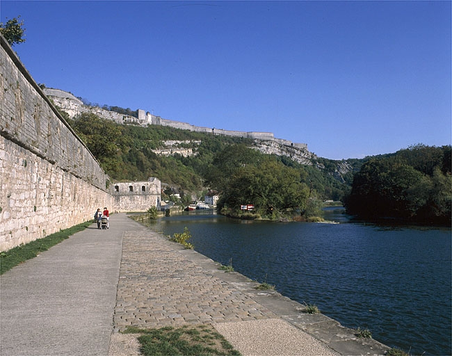 Le Doubs et le chemin de halage en aval de Chamars, entre la guérite double et le bastion Notre-Dame. © Jérôme Mongreville / Région Bourgogne-Franche-Comté, Inventaire du patrimoine - 2003 Le Doubs et le chemin de halage en aval de Chamars, entre la guérite double et le bastion Notre-Dame. © Jérôme Mongreville / Région Bourgogne-Franche-Comté, Inventaire du patrimoine - 2003