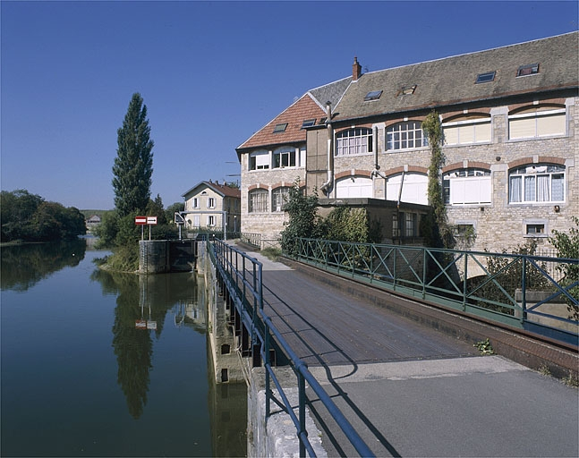 Pont de halage, depuis le chemin de halage. © Jérôme Mongreville / Région Bourgogne-Franche-Comté, Inventaire du patrimoine - 2003 Pont de halage, depuis le chemin de halage. © Jérôme Mongreville / Région Bourgogne-Franche-Comté, Inventaire du patrimoine - 2003