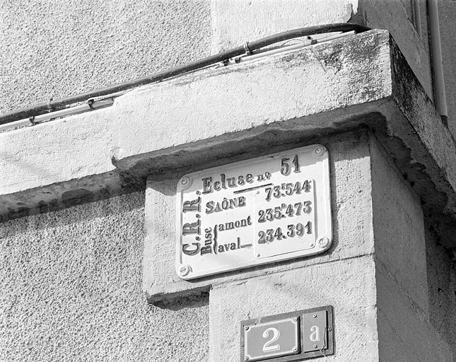 Plaque d'identification de l'écluse. © Jérôme Mongreville / Région Bourgogne-Franche-Comté, Inventaire du patrimoine - 2003 Plaque d'identification de l'écluse. © Jérôme Mongreville / Région Bourgogne-Franche-Comté, Inventaire du patrimoine - 2003