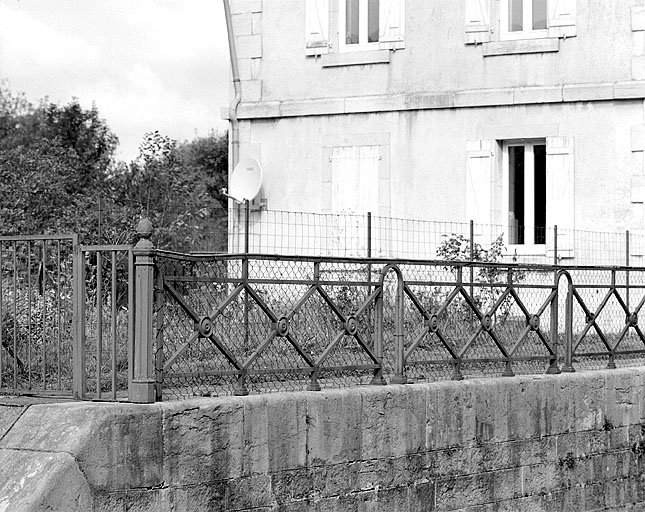 Garde-corps métallique. © Jérôme Mongreville / Région Bourgogne-Franche-Comté, Inventaire du patrimoine - 2003 Garde-corps métallique. © Jérôme Mongreville / Région Bourgogne-Franche-Comté, Inventaire du patrimoine - 2003