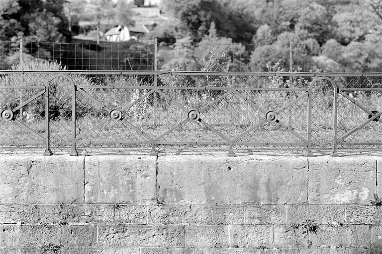 Garde-corps métallique, vu de face. © Jérôme Mongreville / Région Bourgogne-Franche-Comté, Inventaire du patrimoine - 2003 Garde-corps métallique, vu de face. © Jérôme Mongreville / Région Bourgogne-Franche-Comté, Inventaire du patrimoine - 2003