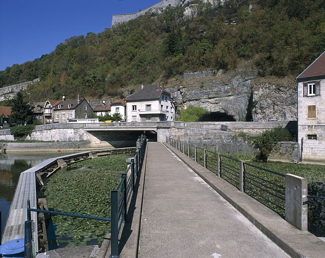 Pont de halage sur le bassin en amont des canaux d'amenée de l'usine, depuis l'écluse n° 51. © Jérôme Mongreville / Région Bourgogne-Franche-Comté, Inventaire du patrimoine - 2003 Pont de halage sur le bassin en amont des canaux d'amenée de l'usine, depuis l'écluse n° 51. © Jérôme Mongreville / Région Bourgogne-Franche-Comté, Inventaire du patrimoine - 2003