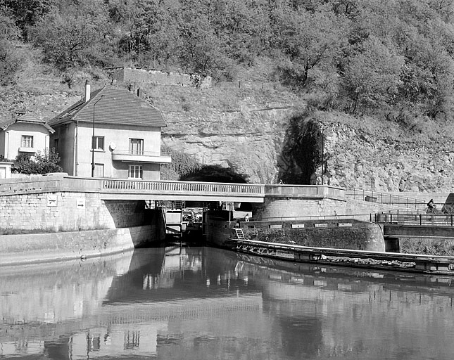 Pont routier, maison d'éclusier, écluse et tunnel. © Jérôme Mongreville / Région Bourgogne-Franche-Comté, Inventaire du patrimoine - 2003 Pont routier, maison d'éclusier, écluse et tunnel. © Jérôme Mongreville / Région Bourgogne-Franche-Comté, Inventaire du patrimoine - 2003