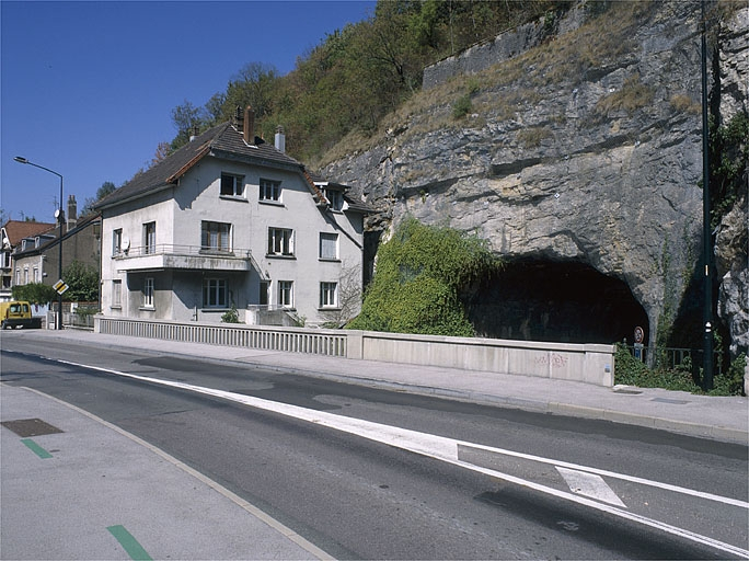 Pont routier et maison d'éclusier. © Jérôme Mongreville / Région Bourgogne-Franche-Comté, Inventaire du patrimoine - 2003 Pont routier et maison d'éclusier. © Jérôme Mongreville / Région Bourgogne-Franche-Comté, Inventaire du patrimoine - 2003