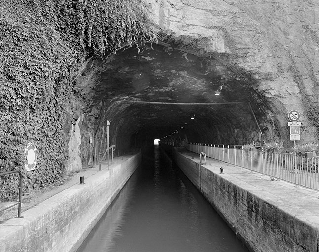 Sas de l'écluse, depuis l'aval. © Jérôme Mongreville / Région Bourgogne-Franche-Comté, Inventaire du patrimoine - 2003 Sas de l'écluse, depuis l'aval. © Jérôme Mongreville / Région Bourgogne-Franche-Comté, Inventaire du patrimoine - 2003