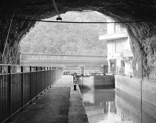 Sas de l'écluse, depuis l'amont (intérieur du tunnel). © Jérôme Mongreville / Région Bourgogne-Franche-Comté, Inventaire du patrimoine - 2003 Sas de l'écluse, depuis l'amont (intérieur du tunnel). © Jérôme Mongreville / Région Bourgogne-Franche-Comté, Inventaire du patrimoine - 2003