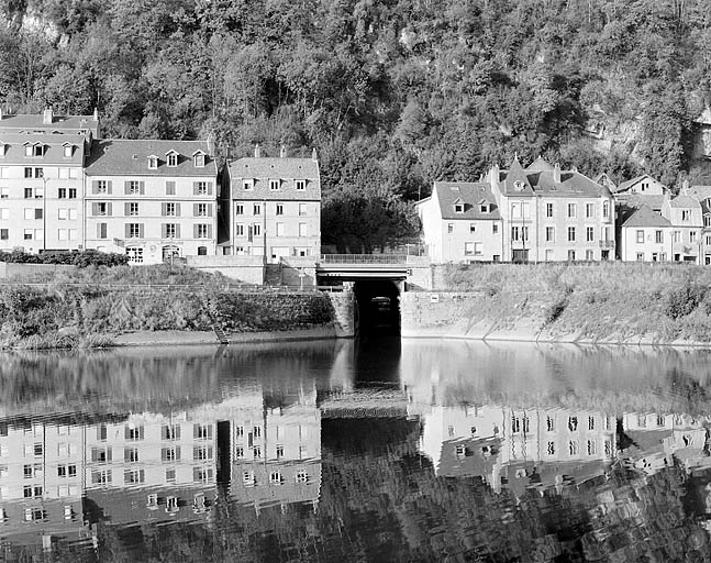 Vue d'ensemble de la porte de garde et de l'extrémité amont du tunnel. © Jérôme Mongreville / Région Bourgogne-Franche-Comté, Inventaire du patrimoine - 2003 Vue d'ensemble de la porte de garde et de l'extrémité amont du tunnel. © Jérôme Mongreville / Région Bourgogne-Franche-Comté, Inventaire du patrimoine - 2003