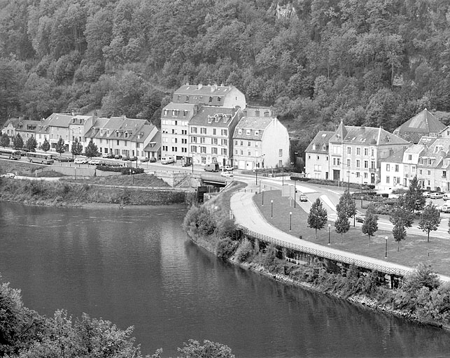 Vue d'ensemble plongeante sur la partie amont du site, côté faubourg Rivotte. © Jérôme Mongreville / Région Bourgogne-Franche-Comté, Inventaire du patrimoine - 2003 Vue d'ensemble plongeante sur la partie amont du site, côté faubourg Rivotte. © Jérôme Mongreville / Région Bourgogne-Franche-Comté, Inventaire du patrimoine - 2003