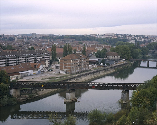 Vue d'ensemble plongeante depuis Bregille au sud-est (rive droite), 2003. © Jérôme Mongreville / Région Bourgogne-Franche-Comté, Inventaire du patrimoine - 2003 Vue d'ensemble plongeante depuis Bregille au sud-est (rive droite), 2003. © Jérôme Mongreville / Région Bourgogne-Franche-Comté, Inventaire du patrimoine - 2003