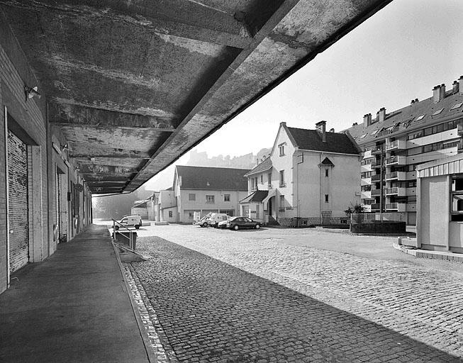 Vue d'ensemble de la cour depuis le quai protégé par l'auvent, 2003. Les entrepôts des particuliers, au fond, ont été démolis en 2004.   © Jérôme Mongreville / Région Bourgogne-Franche-Comté, Inventaire du patrimoine - 2003 Vue d'ensemble de la cour depuis le quai protégé par l'auvent, 2003. Les entrepôts des particuliers, au fond, ont été démolis en 2004.   © Jérôme Mongreville / Région Bourgogne-Franche-Comté, Inventaire du patrimoine - 2003