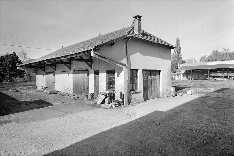 Entrepôt de particulier, à gauche de l'entrée. © Jérôme Mongreville / Région Bourgogne-Franche-Comté, Inventaire du patrimoine - 2003 Entrepôt de particulier, à gauche de l'entrée. © Jérôme Mongreville / Région Bourgogne-Franche-Comté, Inventaire du patrimoine - 2003
