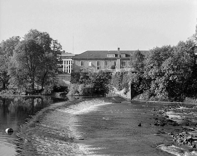 Vue d'ensemble depuis l'extrémité du barrage, rive droite. © Jérôme Mongreville / Région Bourgogne-Franche-Comté, Inventaire du patrimoine - 2003