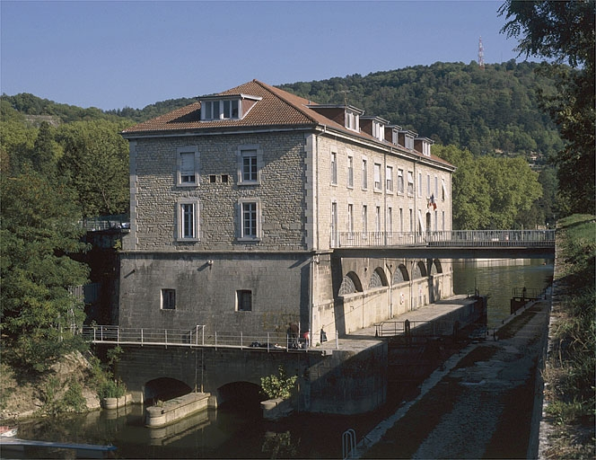 Le moulin de trois quarts gauche (aval). © Jérôme Mongreville / Région Bourgogne-Franche-Comté, Inventaire du patrimoine - 2003 Le moulin de trois quarts gauche (aval). © Jérôme Mongreville / Région Bourgogne-Franche-Comté, Inventaire du patrimoine - 2003