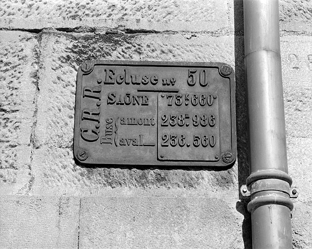 Plaque d'identification de l'écluse. © Jérôme Mongreville / Région Bourgogne-Franche-Comté, Inventaire du patrimoine - 2003 Plaque d'identification de l'écluse. © Jérôme Mongreville / Région Bourgogne-Franche-Comté, Inventaire du patrimoine - 2003