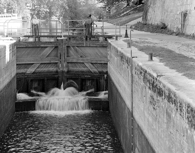 Porte amont droite, face aval. © Jérôme Mongreville / Région Bourgogne-Franche-Comté, Inventaire du patrimoine - 2003 Porte amont droite, face aval. © Jérôme Mongreville / Région Bourgogne-Franche-Comté, Inventaire du patrimoine - 2003