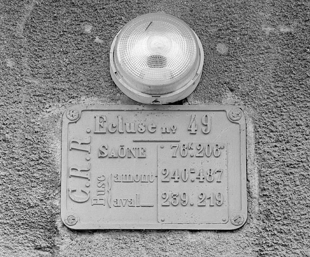 Plaque d'identification de l'écluse. © Jérôme Mongreville / Région Bourgogne-Franche-Comté, Inventaire du patrimoine - 2003